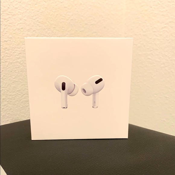 Apple AirPods Pro MagSafe Charging Case - Picture 5 of 10